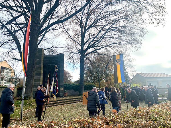 Kranzniedelegung in der einst, ursprünglich, slawischen Gemeinde Bindlach bei Bayreuth.