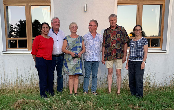 Der Vorstand des Internationalen Zirkels von links nach rechts: Viviana Horna, Peter Schmidt und Barbara Sabarth als weitere Vorstandsmitglieder und Peter Springl als 1. Vorsitzender, Eckard Sabarth als Schriftführer und Vertreter des 1. Vorstehenden und Mathilde Müller-Bulabois als Schatzmeisterin