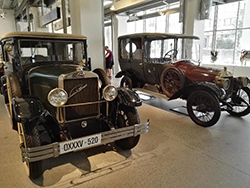 Bild von mehreren Oldtimern in einem Museum